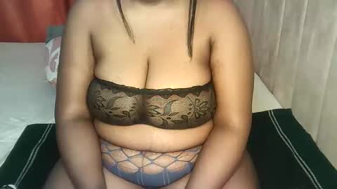 Snapshot of pretty_bums chatting on 11-06-25, 11:59 chichi online show from 11-06-25, 11:59