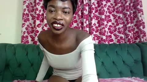 Snapshot of pretty_freaky chatting on 01-15-25, 07:15 Maya online show from 01-15-25, 07:15