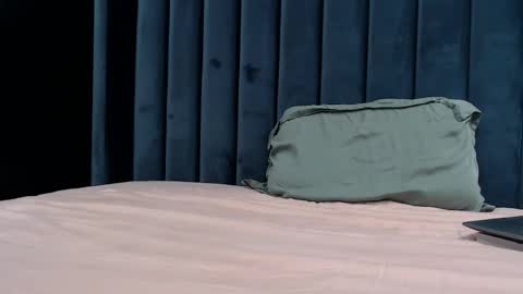 Snapshot of pretty_sweety chatting on 11-10-25, 05:06 Justin online show from 11-10-25, 05:06