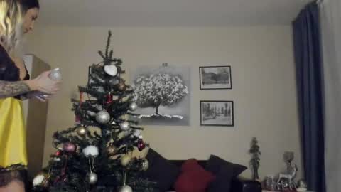 Snapshot of prettyalmaa chatting on 12-17-24, 07:59 Alma online show from 12-17-24, 07:59