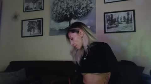 Snapshot of prettyalmaa chatting on 03-01-25, 04:00 Alma online show from 03-01-25, 04:00