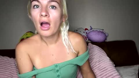 Snapshot of prettybabypetite chatting on 10-28-25, 02:37 Missy Jack online show from 10-28-25, 02:37