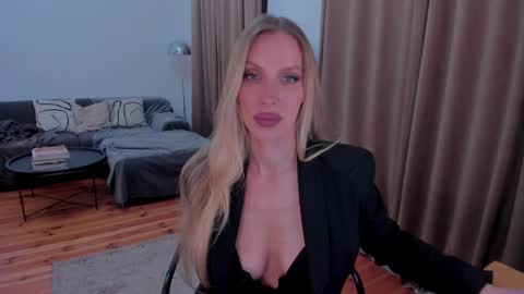 Snapshot of prettyk1ller chatting on 05-15-26, 11:34 Eva online show from 05-15-26, 11:34