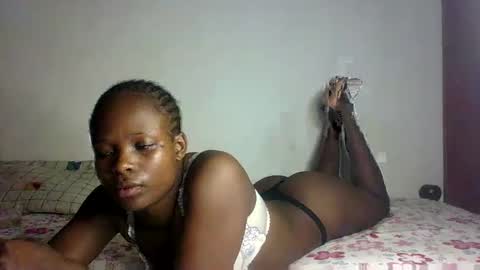 Snapshot of prettymelly_ chatting on 02-19-25, 02:01 Melly online show from 02-19-25, 02:01