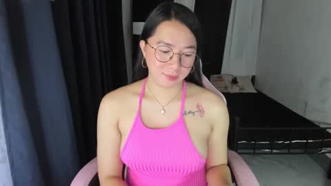 Snapshot of prettypetiteashley chatting on 12-17-24, 10:01 ashley online show from 12-17-24, 10:01