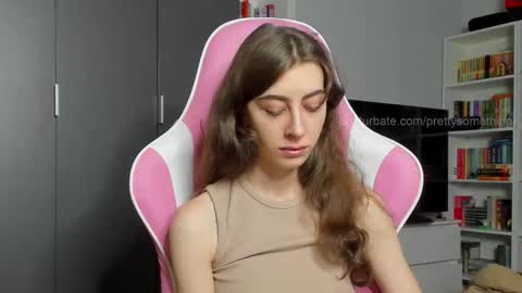 Snapshot of prettysomething chatting on 11-14-25, 07:07 Sophie next stream will be at Monday i will wait you guys online show from 11-14-25, 07:07