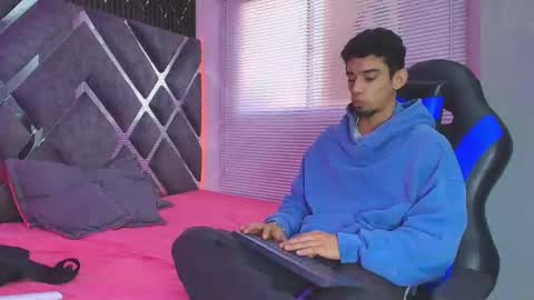 prince_arthur77 online show from 06-25-26, 01:48