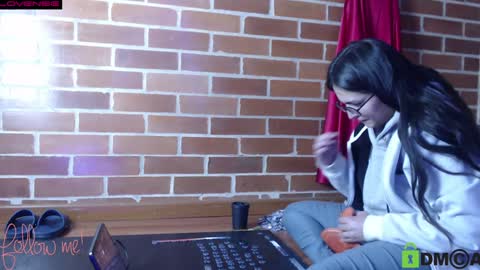 Snapshot of princesa_leia_zathur chatting on 01-04-25, 06:40 Leia online show from 01-04-25, 06:40