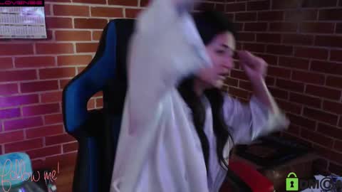 Snapshot of princesa_leia_zathur chatting on 02-20-25, 01:08 Leia online show from 02-20-25, 01:08