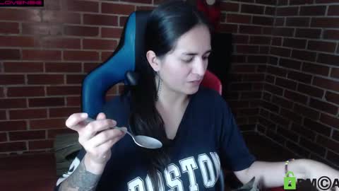 Snapshot of princesa_leia_zathur chatting on 04-24-26, 10:23 Leia online show from 04-24-26, 10:23