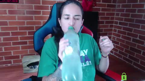 Snapshot of princesa_leia_zathur chatting on 04-26-26, 06:05 Leia online show from 04-26-26, 06:05