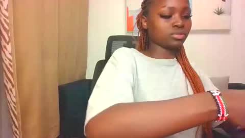 Snapshot of princess_bee1 chatting on 11-07-25, 05:46 princess online show from 11-07-25, 05:46