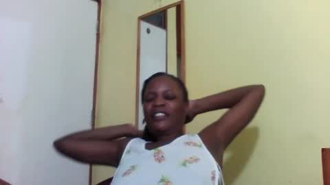 Snapshot of princessmiles2 chatting on 01-24-25, 06:04 phelly online show from 01-24-25, 06:04