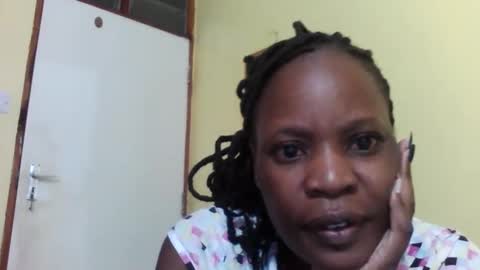 Snapshot of princessmiles2 chatting on 01-26-25, 02:24 phelly online show from 01-26-25, 02:24