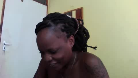 Snapshot of princessmiles2 chatting on 02-06-25, 10:26 phelly online show from 02-06-25, 10:26