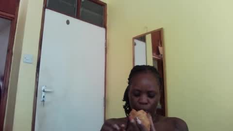 Snapshot of princessmiles2 chatting on 02-13-25, 11:17 phelly online show from 02-13-25, 11:17