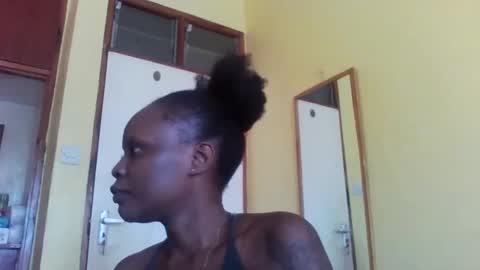 Snapshot of princessmiles2 chatting on 03-06-25, 09:25 phelly online show from 03-06-25, 09:25
