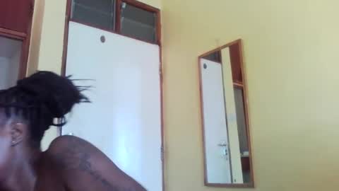 Snapshot of princessmiles2 chatting on 03-10-25, 12:15 phelly online show from 03-10-25, 12:15