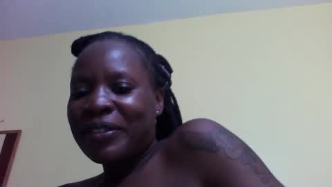 Snapshot of princessmiles2 chatting on 09-12-25, 05:57 phelly online show from 09-12-25, 05:57