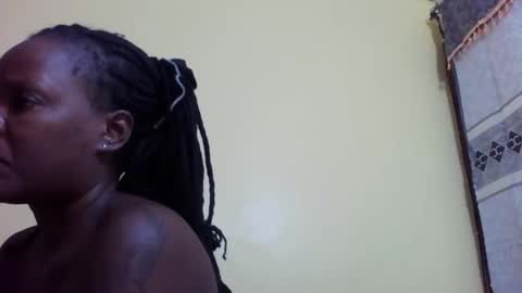 Snapshot of princessmiles2 chatting on 09-18-25, 10:12 phelly online show from 09-18-25, 10:12