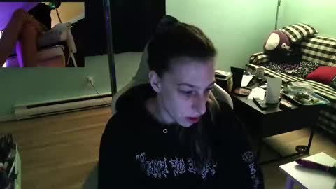 Snapshot of princesstyff chatting on 09-22-25, 11:45 Tyff et Blast online show from 09-22-25, 11:45