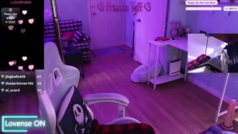 Snapshot of princesstyff chatting on 05-11-26, 04:04 Tyff et Blast online show from 05-11-26, 04:04