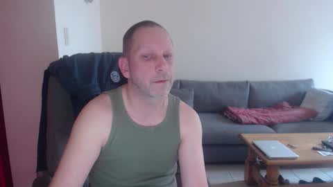 Snapshot of ptitmec chatting on 10-19-25, 08:26 topher online show from 10-19-25, 08:26
