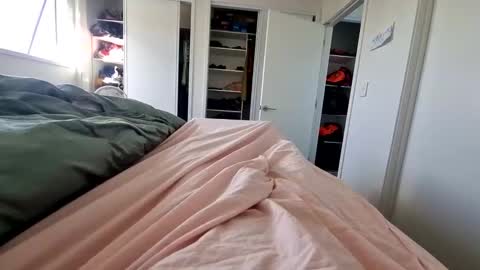 Public online show from 12-05-25, 06:15