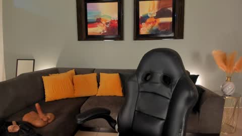 Pui Yee  online show from 03-09-25, 09:57