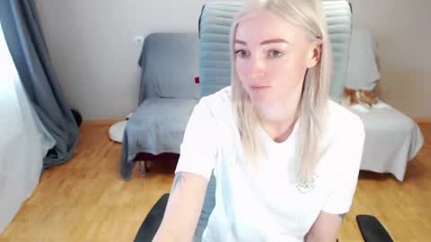 Snapshot of puma_ma chatting on 04-19-26, 06:35 Polly online show from 04-19-26, 06:35