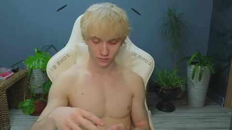 Snapshot of pupsenish chatting on 04-19-26, 06:10 Jesse online show from 04-19-26, 06:10
