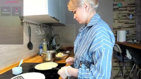 Snapshot of purebeautie chatting on 10-25-25, 01:40 Katty online show from 10-25-25, 01:40