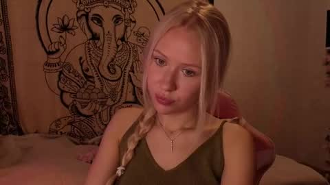 Snapshot of pureeangel chatting on 05-18-26, 10:10 Megan online show from 05-18-26, 10:10