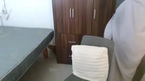 Snapshot of pussiswet_xx chatting on 03-23-26, 03:27 jessy online show from 03-23-26, 03:27