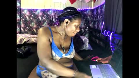 Snapshot of qnibee chatting on 11-04-25, 04:22 qnibee online show from 11-04-25, 04:22