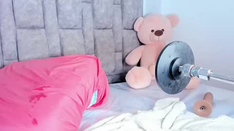 Snapshot of queen_yully chatting on 02-19-26, 11:50 queen_yully online show from 02-19-26, 11:50