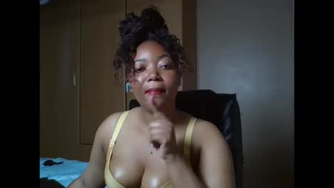 Queenbebony2 online show from 05-12-26, 04:20