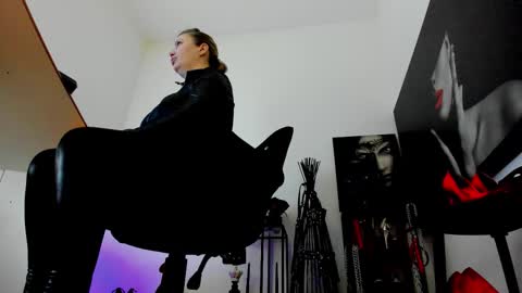 Misscatsnow online show from 01-17-26, 02:38