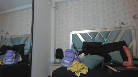 Snapshot of queenjenn__ chatting on 12-10-24, 01:54 QUEENJEENN online show from 12-10-24, 01:54