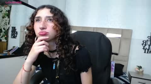 Snapshot of queenjenn__ chatting on 01-15-25, 08:05 QUEENJEENN online show from 01-15-25, 08:05