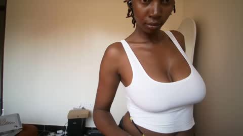 Snapshot of queenmom chatting on 07-31-26, 12:26 queenmom online show from 07-31-26, 12:26