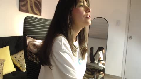 Snapshot of queenpink777 chatting on 12-23-24, 07:09 Rose online show from 12-23-24, 07:09