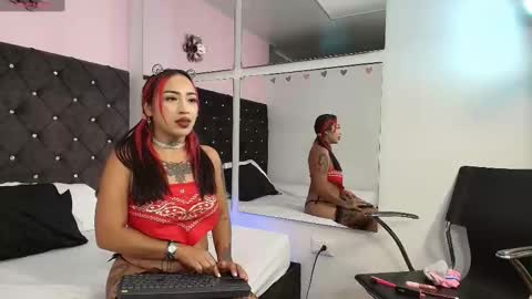 Snapshot of queenscarlett_ chatting on 09-16-25, 02:29 Scarlett online show from 09-16-25, 02:29