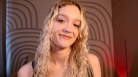 Snapshot of queenserenaaa chatting on 06-29-26, 03:23 Serena XoXo online show from 06-29-26, 03:23