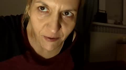 Snapshot of queerbi chatting on 11-18-25, 01:00 bi is from billy online show from 11-18-25, 01:00