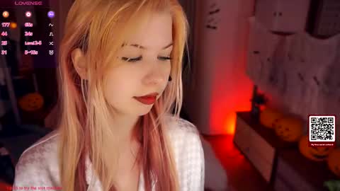 Snapshot of quennabrucker chatting on 10-24-25, 04:20 Tate online show from 10-24-25, 04:20