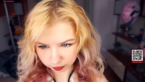 Snapshot of quennabrucker chatting on 11-09-25, 05:06 Tate online show from 11-09-25, 05:06