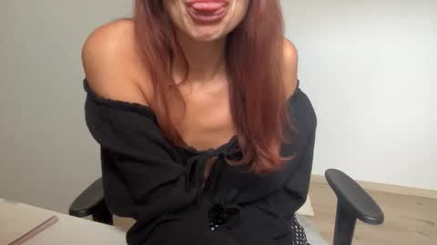 Snapshot of quinnyelena chatting on 10-29-25, 11:23 Quinnyelena online show from 10-29-25, 11:23