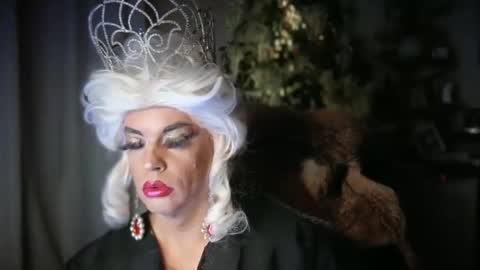 Snapshot of qweenviva chatting on 01-12-25, 12:49 ViVaLuvLicious online show from 01-12-25, 12:49