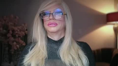 Snapshot of qweenviva chatting on 02-13-26, 01:45 ViVaLuvLicious online show from 02-13-26, 01:45